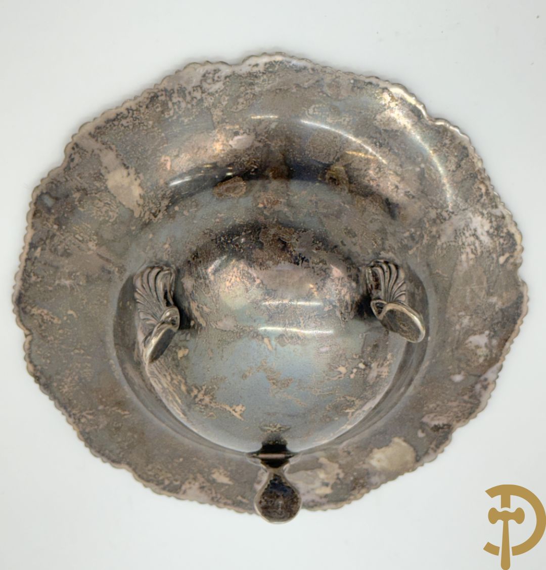 Massief zilveren schaaltjes op 3 pootjes + klein schaaltje Wolfers + flessenhouder  Engels massief zilver + 2 massief zilveren servetringen + zilveren eierdopje + massief zilveren geboortebeker + sigarettenetui gevat in massief zilveren omhulsel + vaasje met zilveren rand