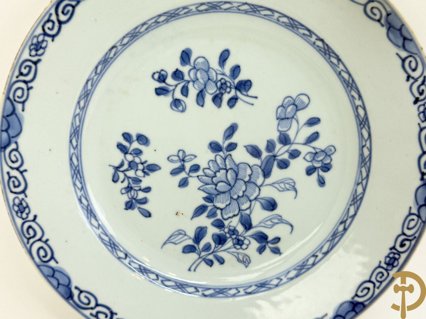 Vijf Chinese porseleinen bordjes met bloemendecor + 3 Japanse bordjes