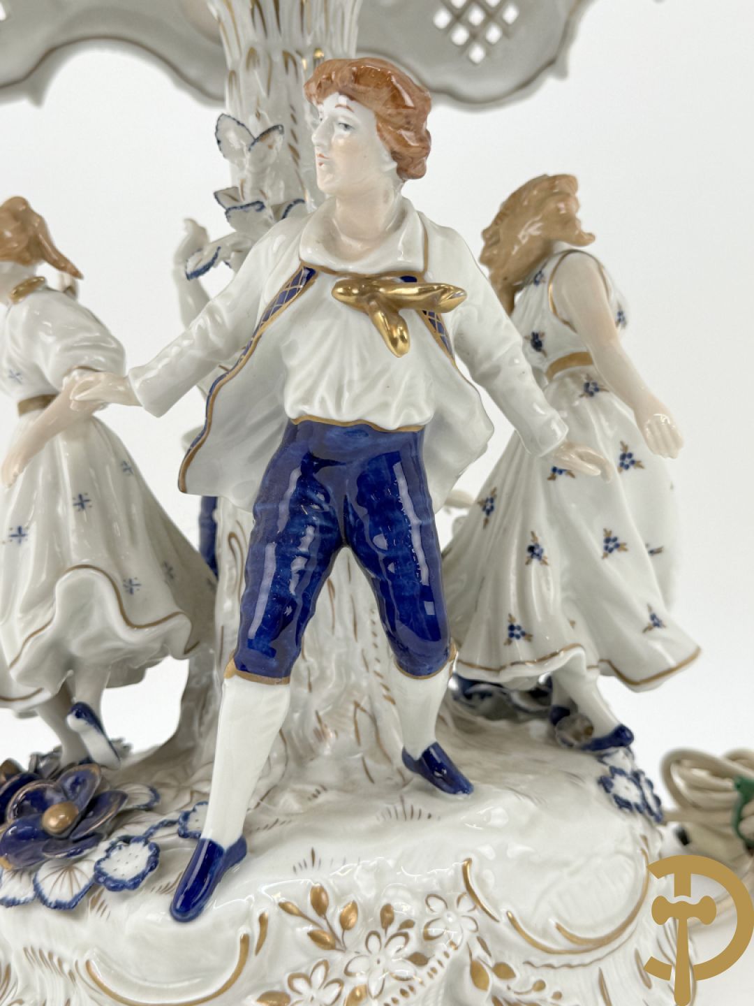 Porseleinen lampadaire met 4 dansende figuren, bovenaan met bloemenknop bezet
