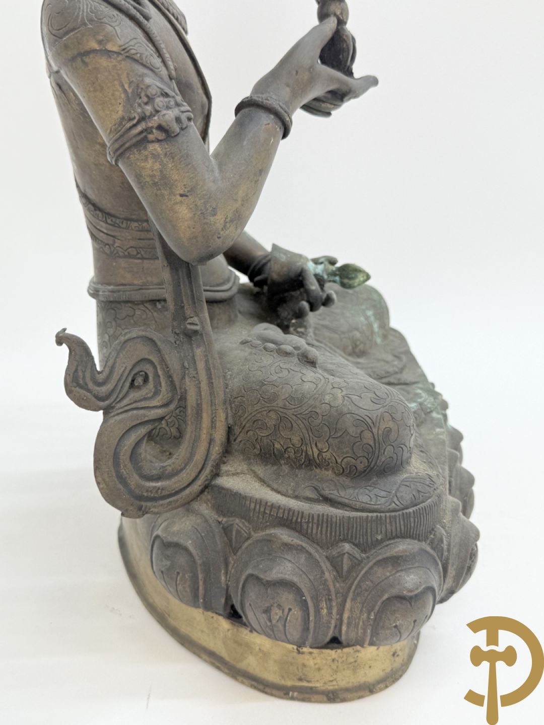 Bronzen neergezeten Boedha