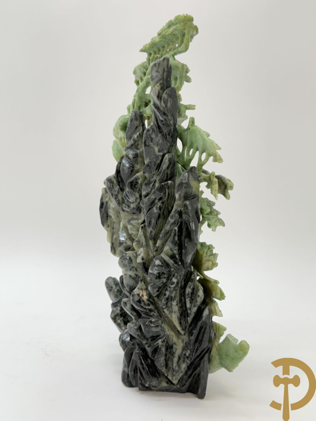 Sculptuur in speksteen van natuurtafereel met vogels en pioenrozen + speksteen sculptuur tafereel van 2 fo honden en vaas