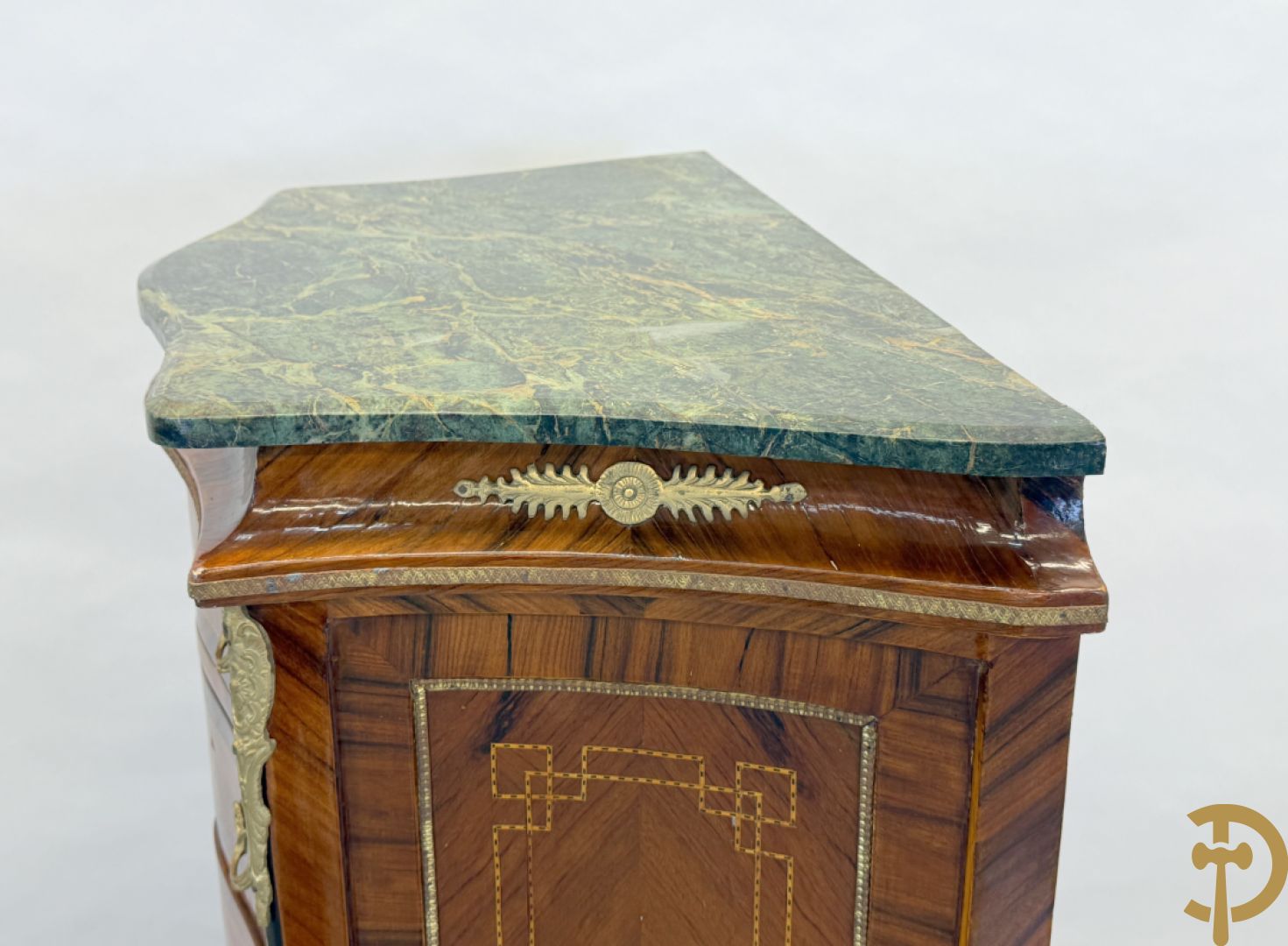 Notelaren gemarketteerde zevenladen kast met bronsbeslag, replica, jaren 