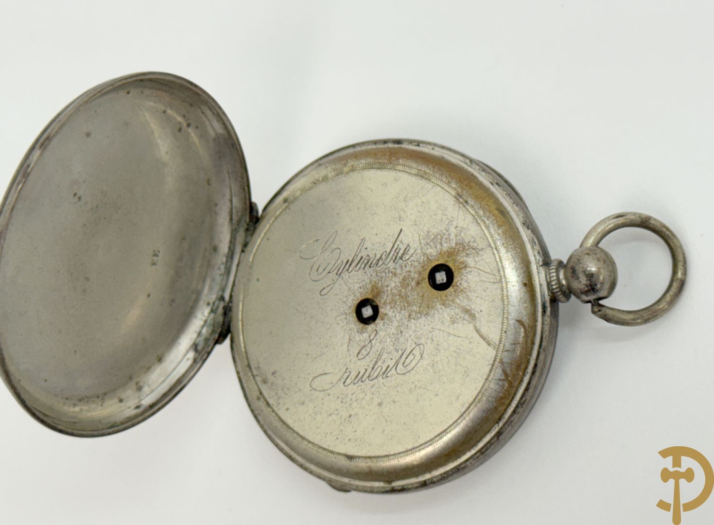 Vier 19e zakhorloges met Romeinse cijfers w.o. zilver + 2 zakhorlogekettingen