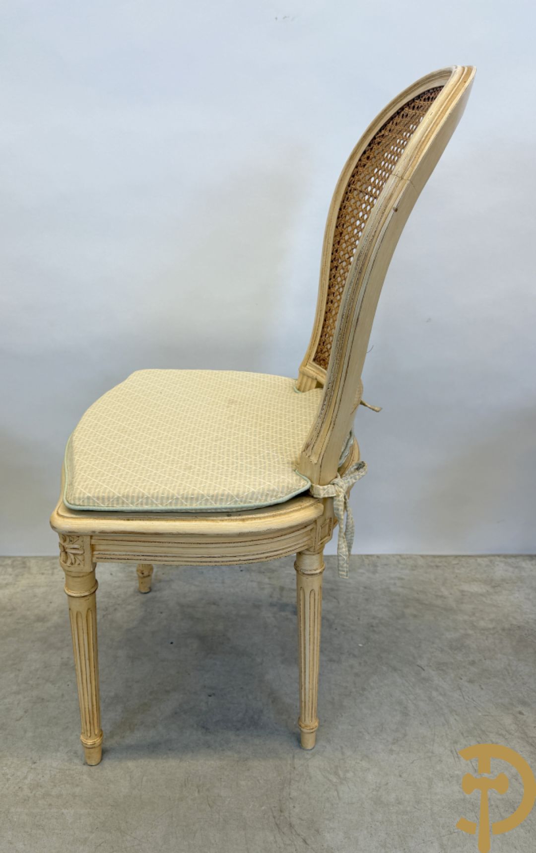 Ronde tafel met houtgesculpteerde korenaren, deels verguld, en glazen blad + 5 bijhorende Louis XVI stoelen met gecanneerde rug en zitting
