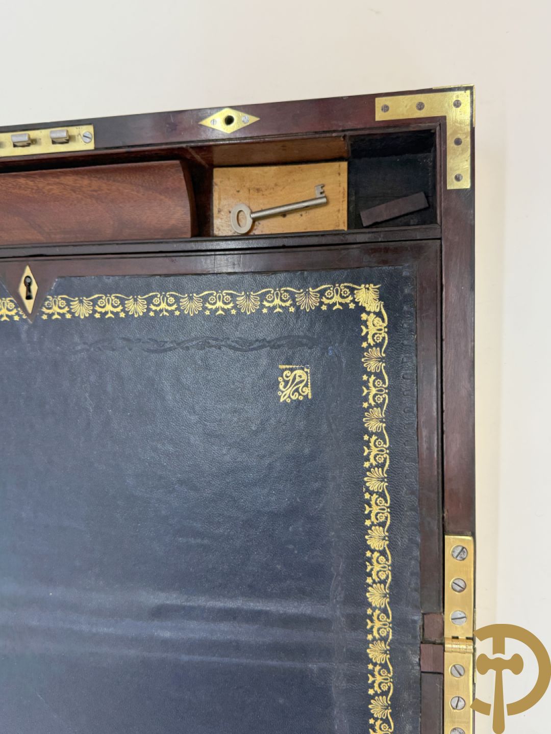 Mahoniehouten schrijfbox met koperafwerking en zijdelings met inliggende handvaten, lederinleg en verborgen vakjes, 19e