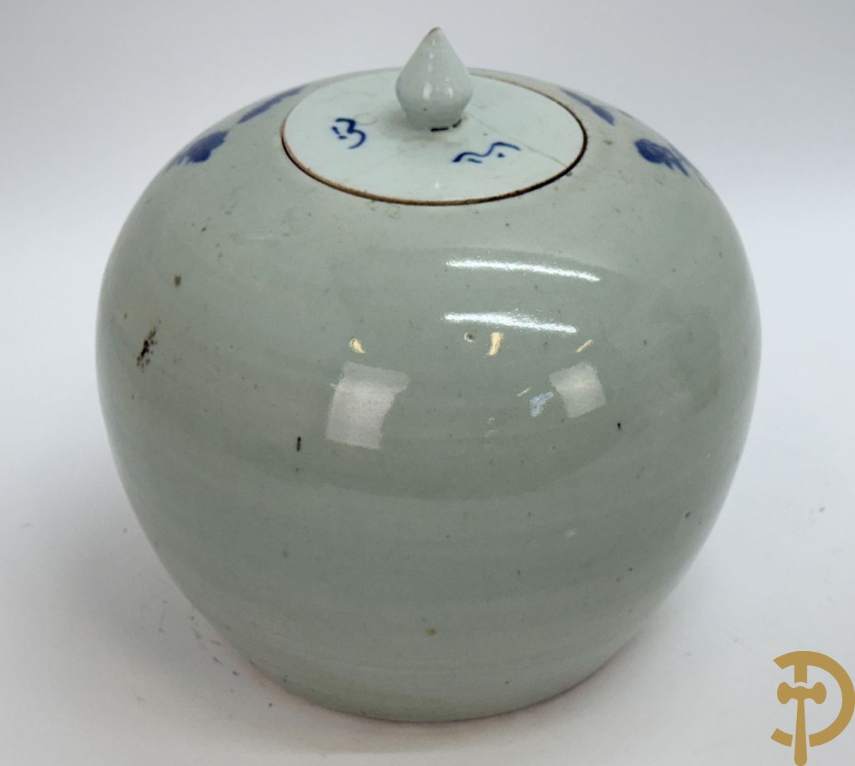 Twee Chinese porseleinen celadonvazen met blauw wit bloemen en vogeldecor + cachepot met vazendecor