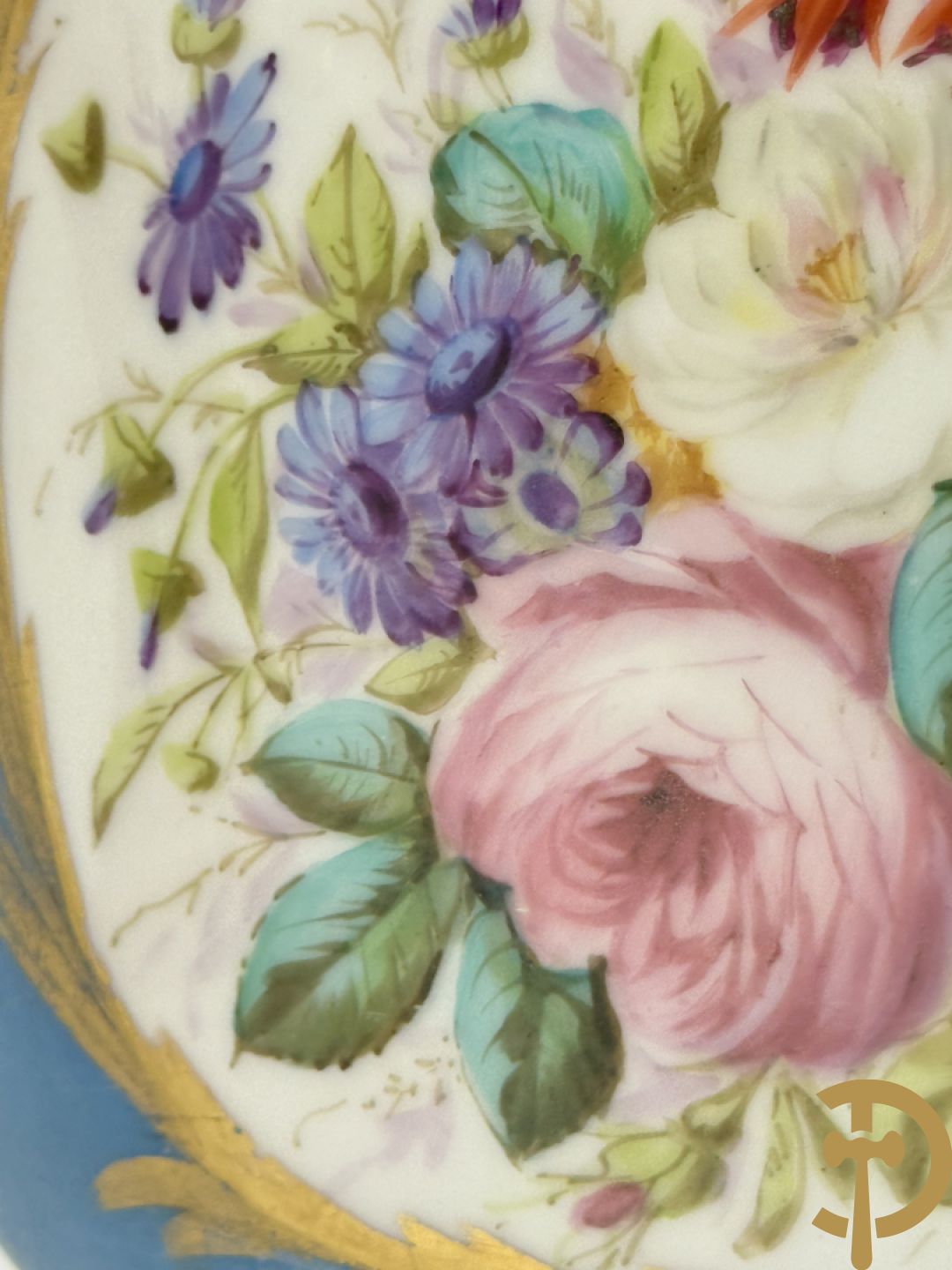Sèvres cachepot met dubbel decor van handbeschilderde romantische dames en bloemendecor + cachepot in Frans porselein met bloemendecor gevat in bronzen houder + Limoges medici vaas met zwanehalzen