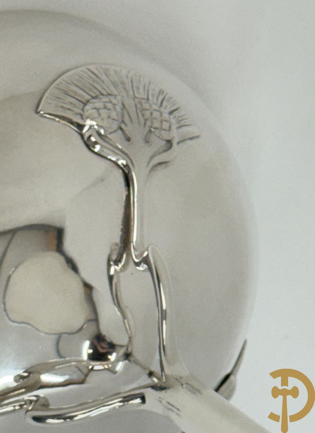Massief zilveren coupe op voet gehouden door 3 bloemstengels, Art Nouveau Jugendstil, getekend 1912 Stockholm, gehalte 925, gestempeld GAB