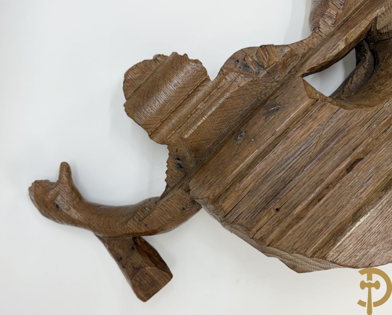 Paar houtgesculpteerde engelen als fragmenten uit een groter geheel