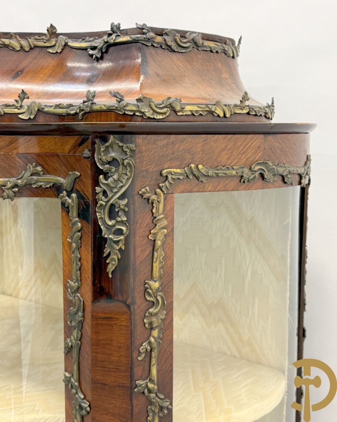 Notelaren Louis XV vitrine met gebogen glas, bezet met bronsbeslag en onderaan met bloemenmarketterie
