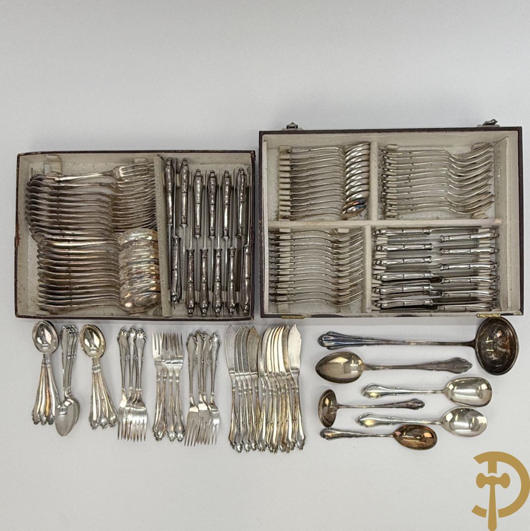 Verzilverd Louis XV bestek bestaande uit 12 lepels, 11 vorken, 12 messen, 12 dessertlepels, 11 dessertvorken, 12 dessertmessen, 12 koffielepels, 12 kleine vorken, 12 visvorken, 12 vismessen en 6 losse stukken