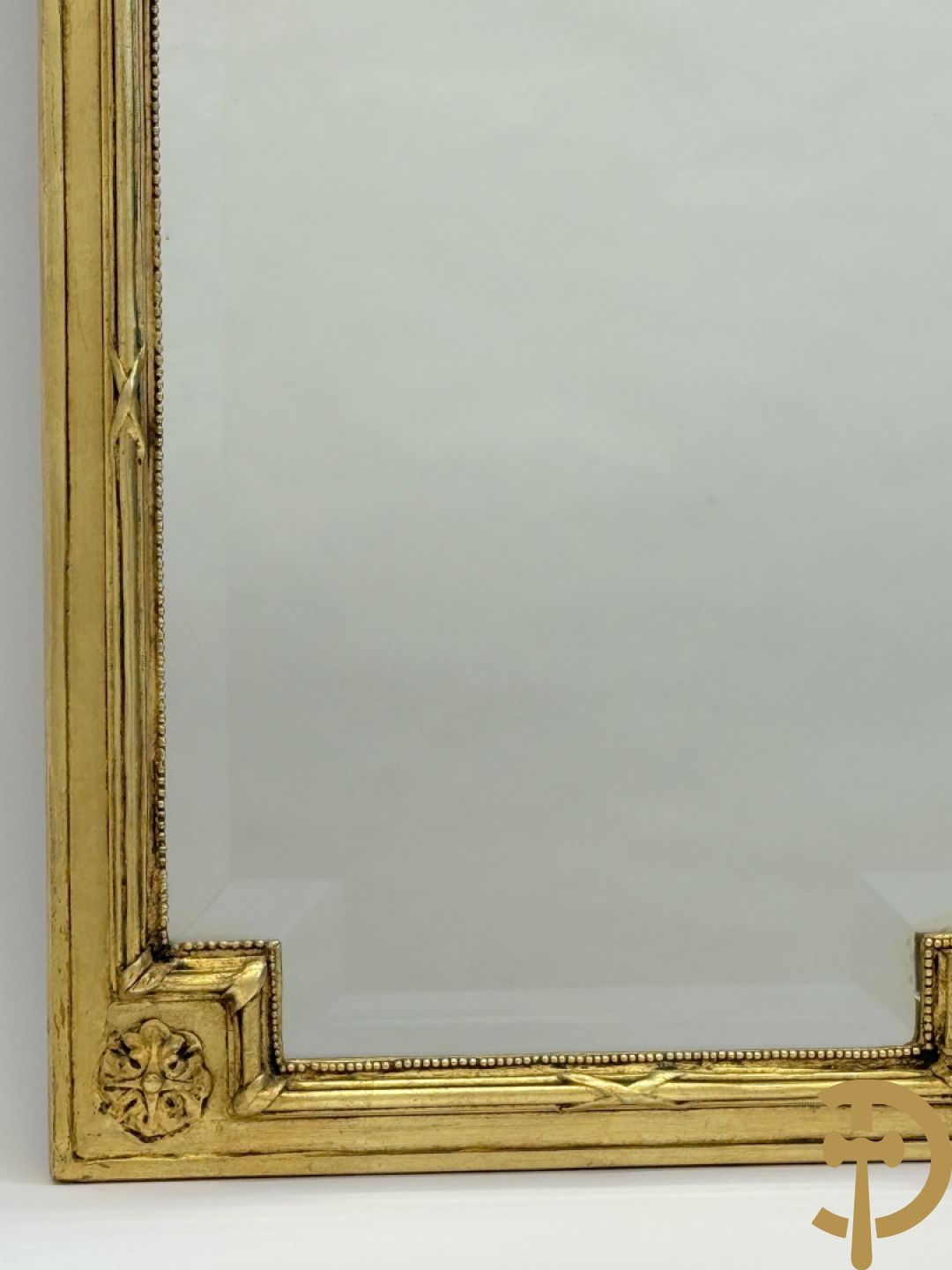 Vergulde console met Louis XVI motieven en amfoor  + vergulde spiegel met Louis XVI motieven