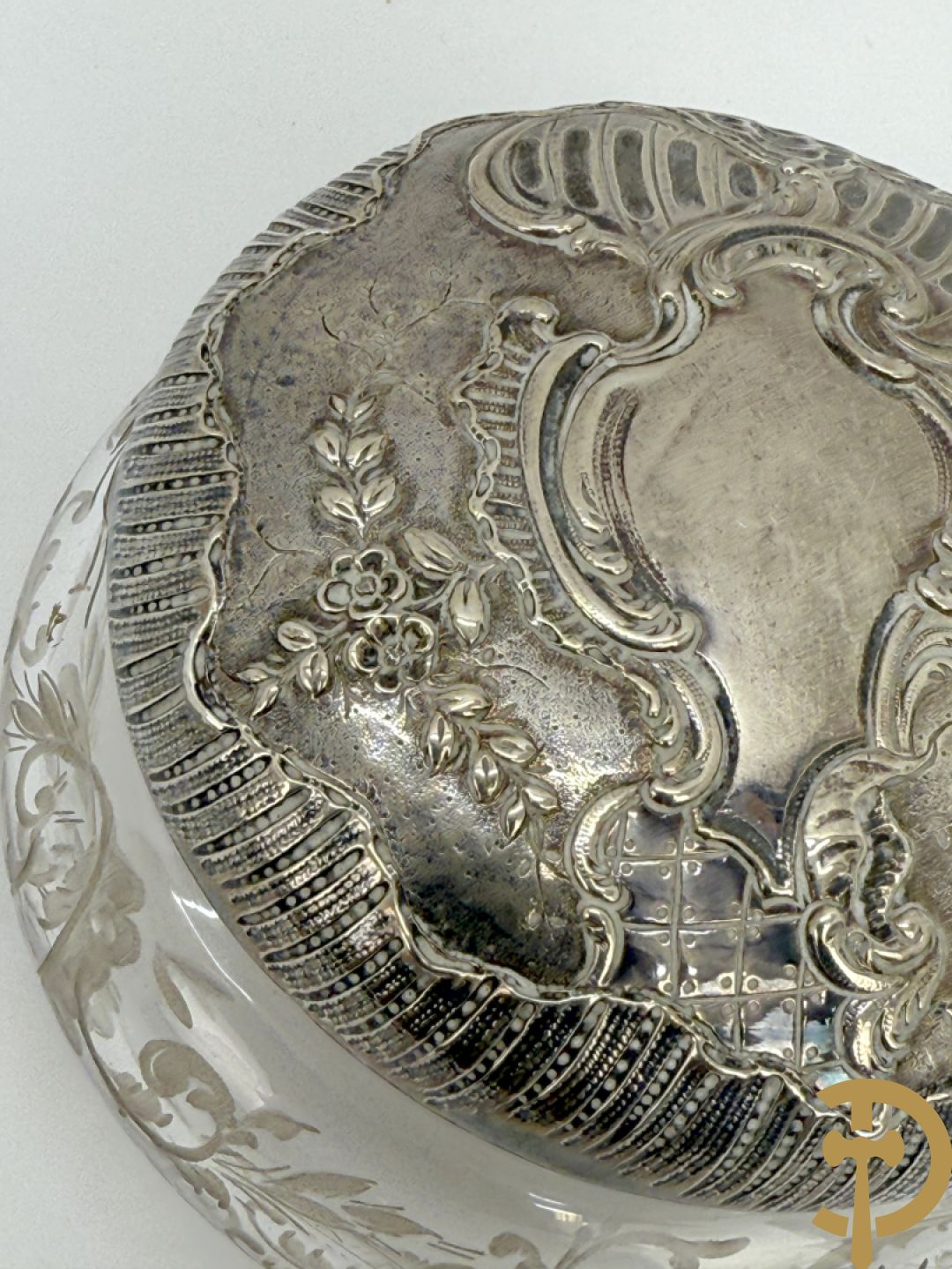 Massief zilveren schaaltje met Louis XV motieven, Delheid + bonbonnière met zilveren deksel + massief zilveren geajoureerd schaaltje + lakzegel met bewerkt handvat