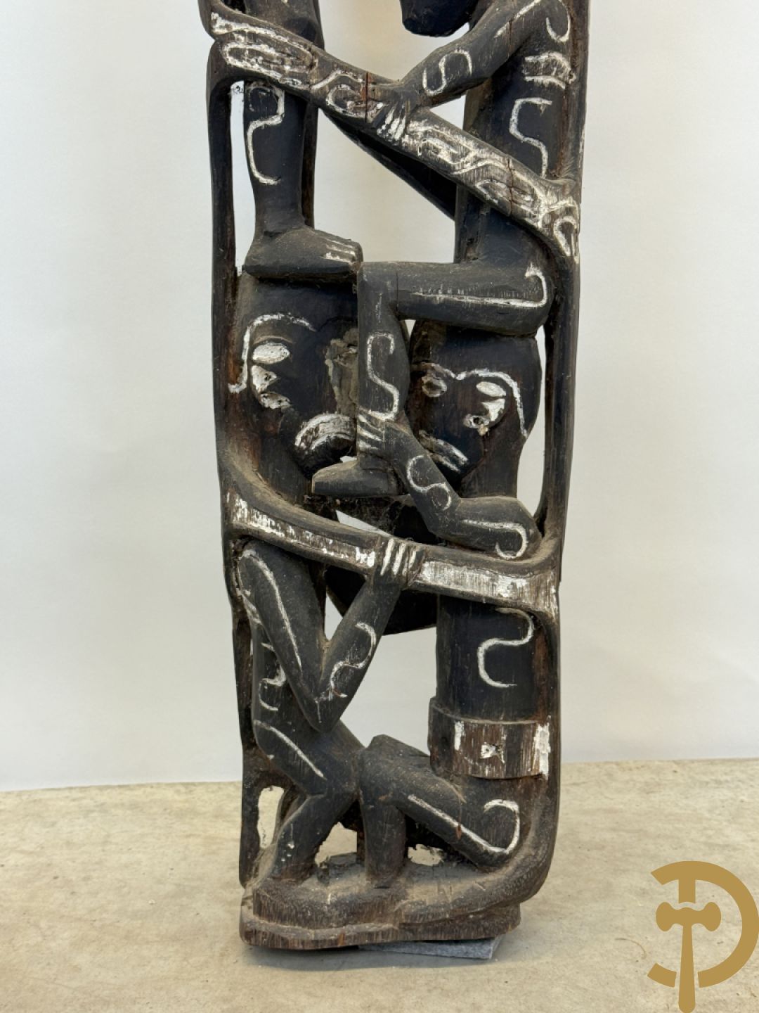 Nieuw Zeelandse totempaal met gesculpteerde houten figuren bewerkt met krijt