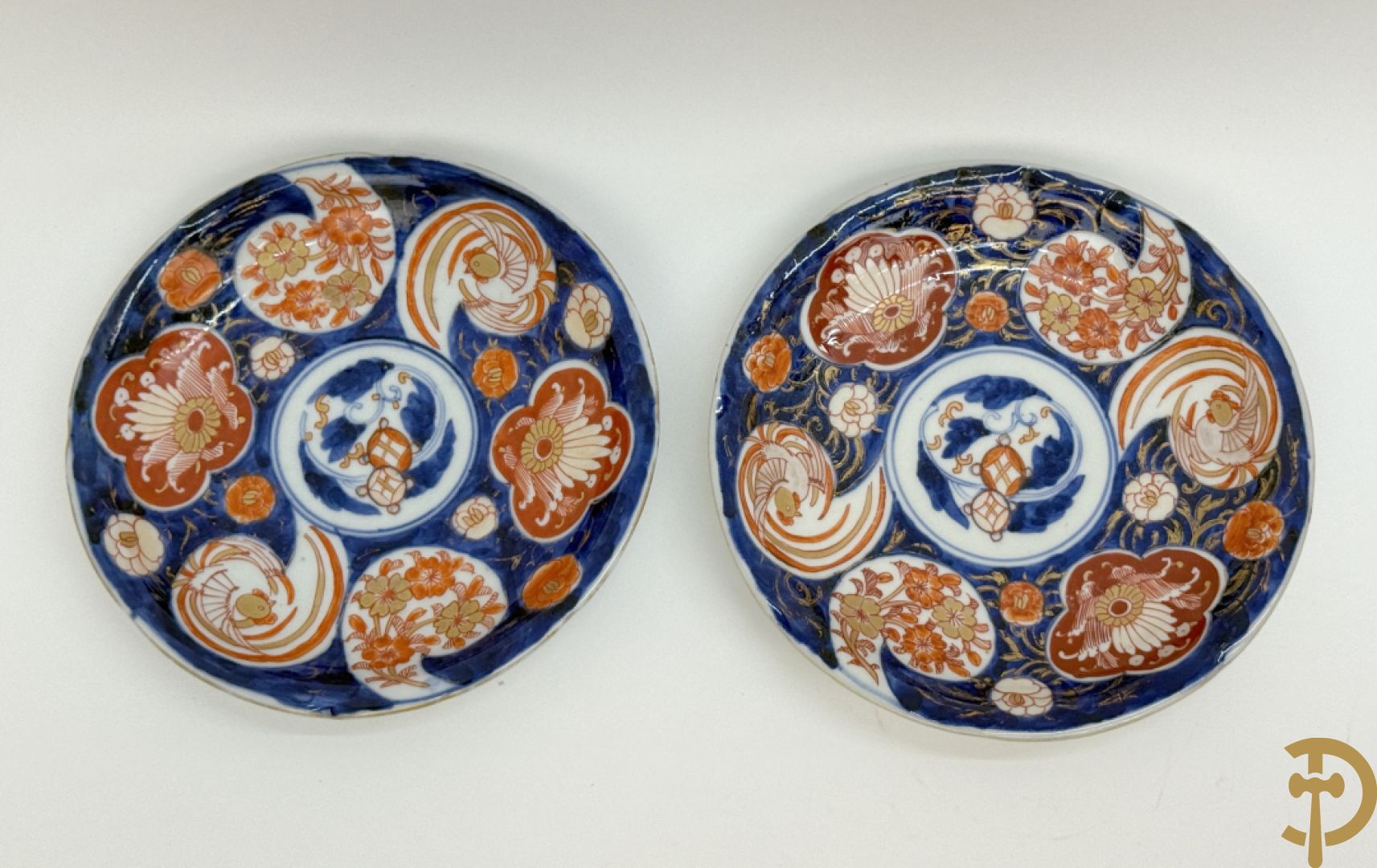 Vijf Chinese porseleinen bordjes met bloemendecor + 3 Japanse bordjes