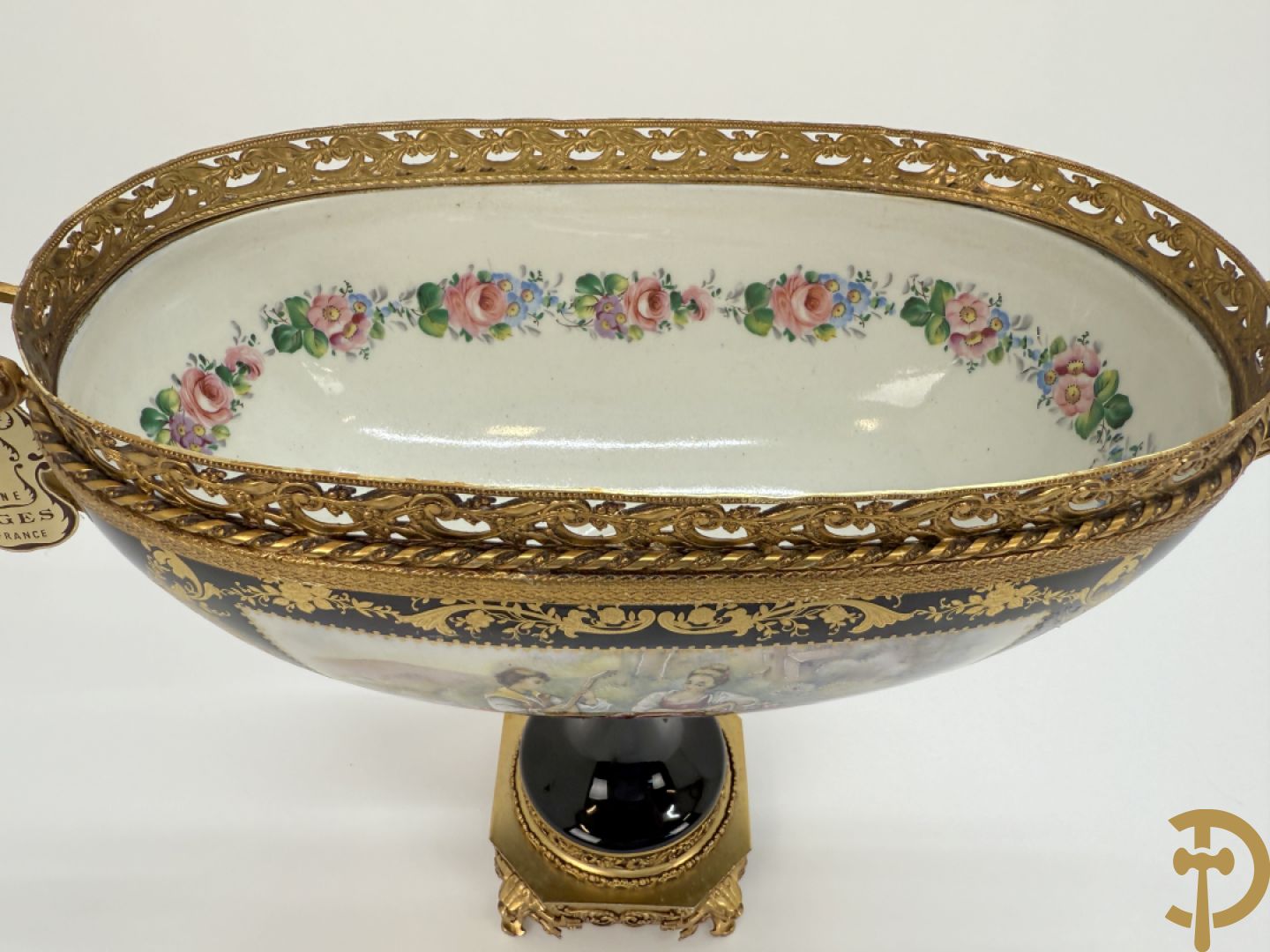 Coupe in kobaltblauw porselein met romantische geanimeerde scène, Rons E. getekend, Limoges France