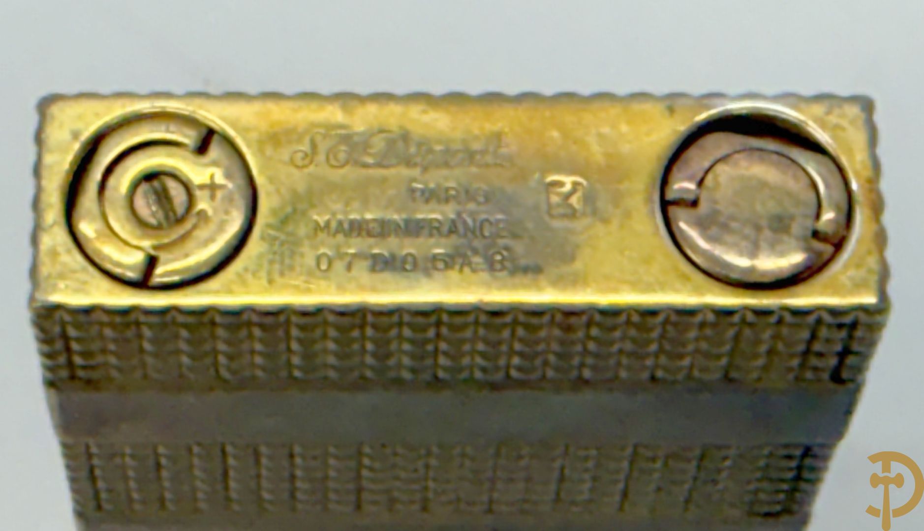 Vergulde aansteker S.T. Dupont met lijn en bandmotief serienummer "07D05A8" - in etui