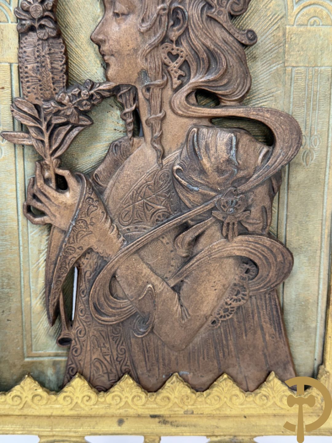 Paar vuurvergulde bronzen basreliefs met elegante dames en Jugendstil motieven