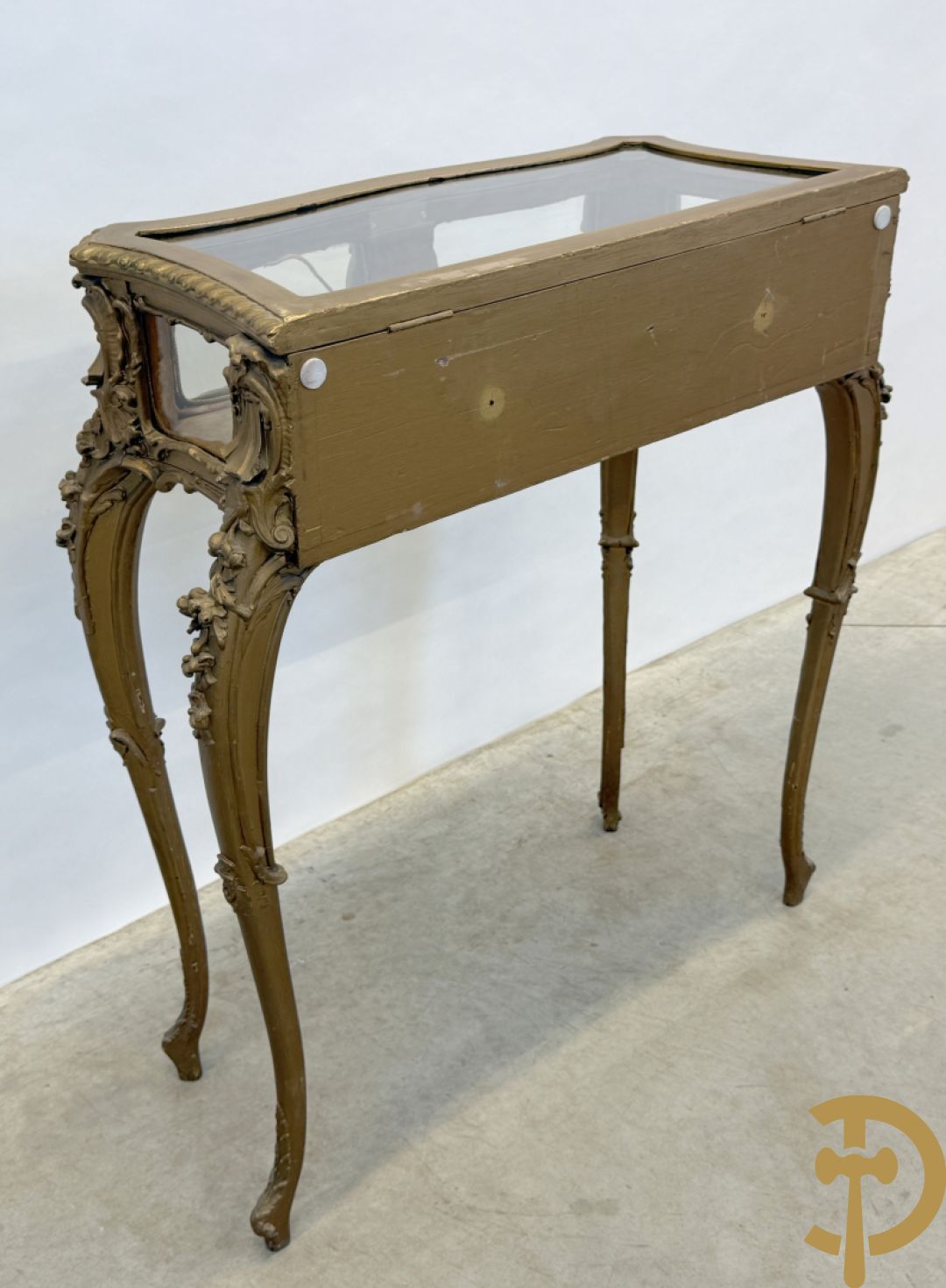 Vergulde Louis XV juwelenvitrine met openklapbaar deksel, bezet met rocailles, op voluutvormige poten