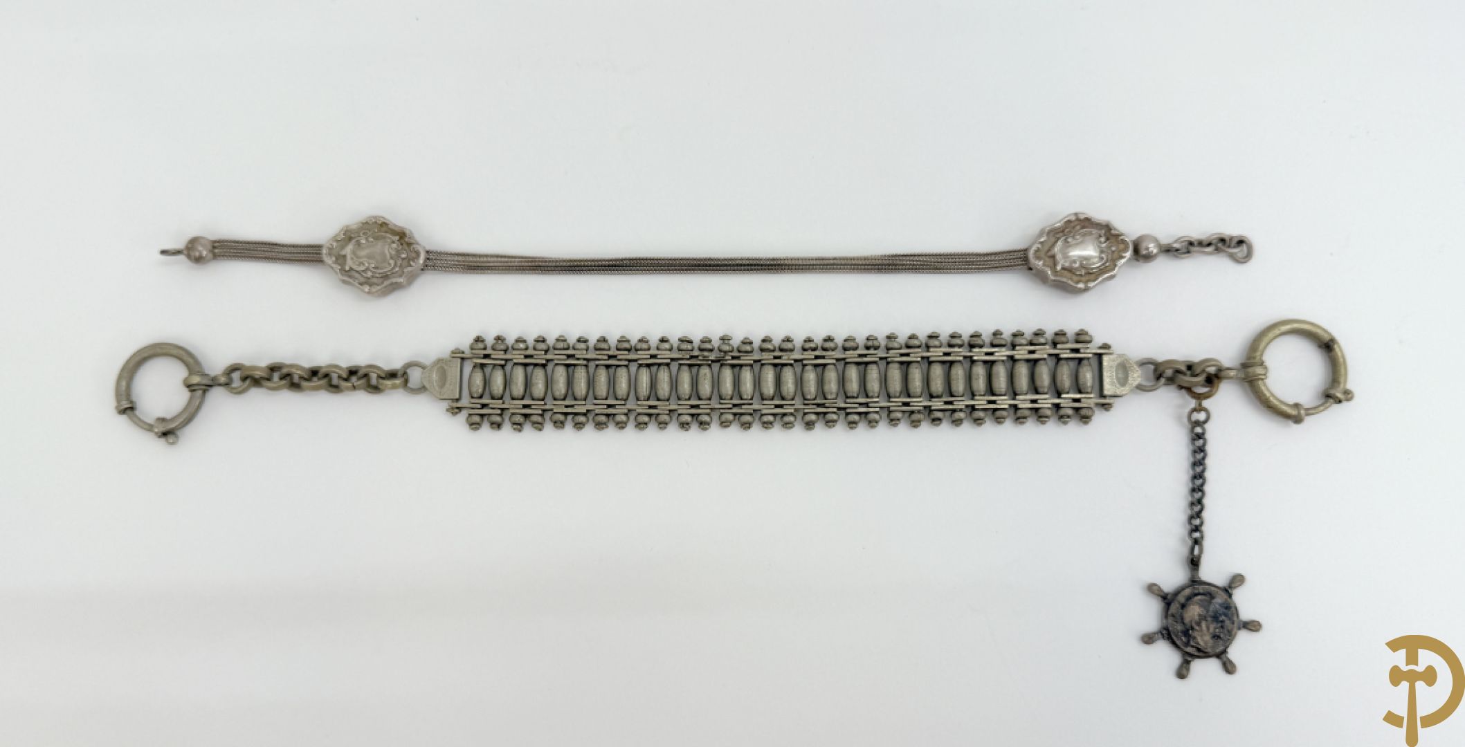 Vier 19e zakhorloges met Romeinse cijfers w.o. zilver + 2 zakhorlogekettingen