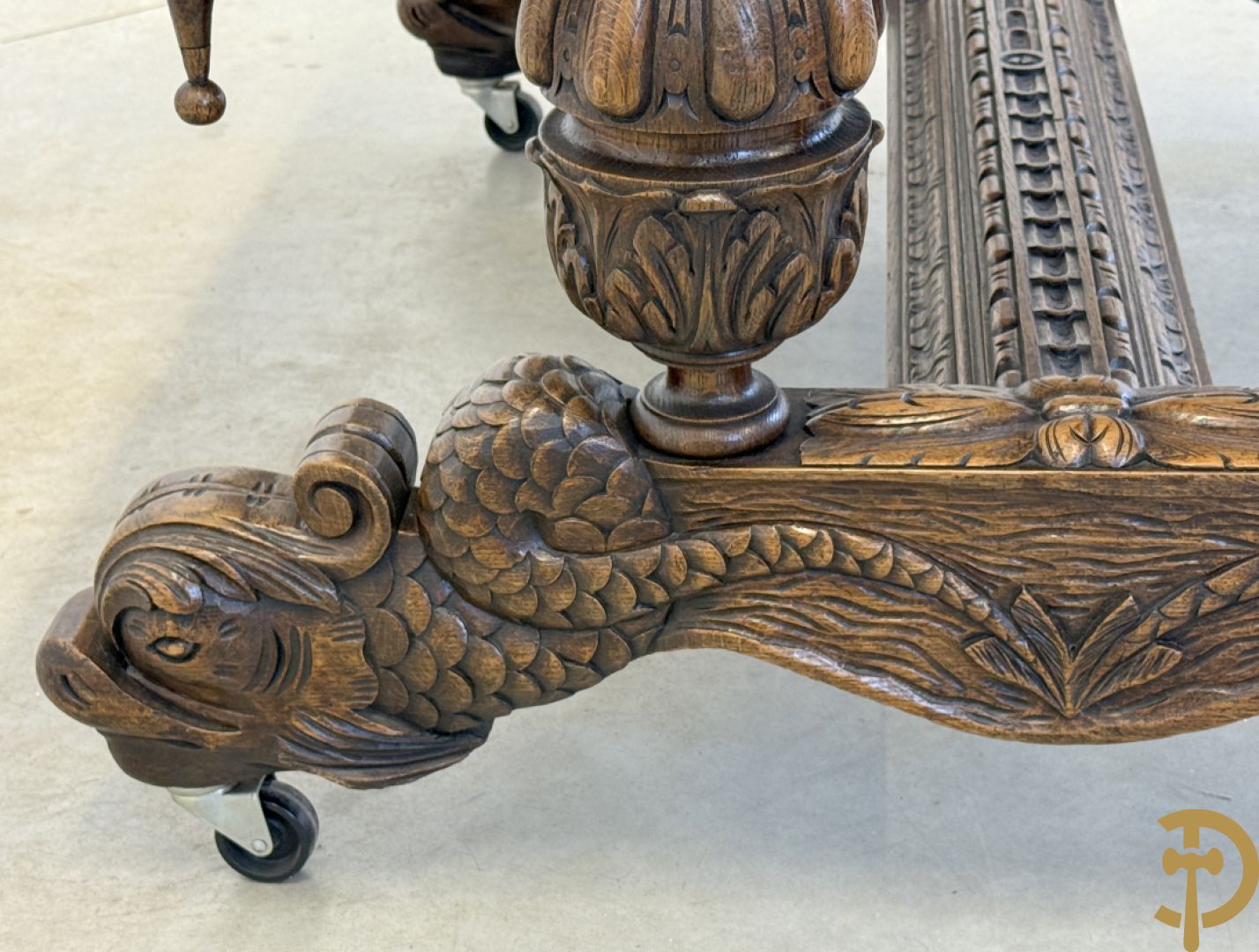 Massief eiken dolfijnetafel met knorrenlijst en leeuwenkoppen, Neo Renaissence stijl + 6 eiken stoelen met sculptuur