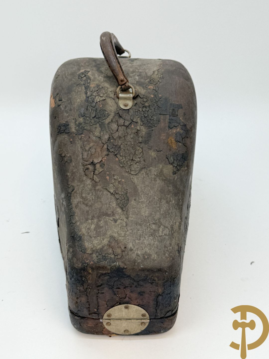 Zwarte steek hoed van de vrijmetselarij met veren bekleed en kruissymbool opzij, gemerkt The Petti Bone Bros. MFG.Co Cincinatti USA en bijhorende kraagband in box, gemerkt Signo Vinces in Hoc