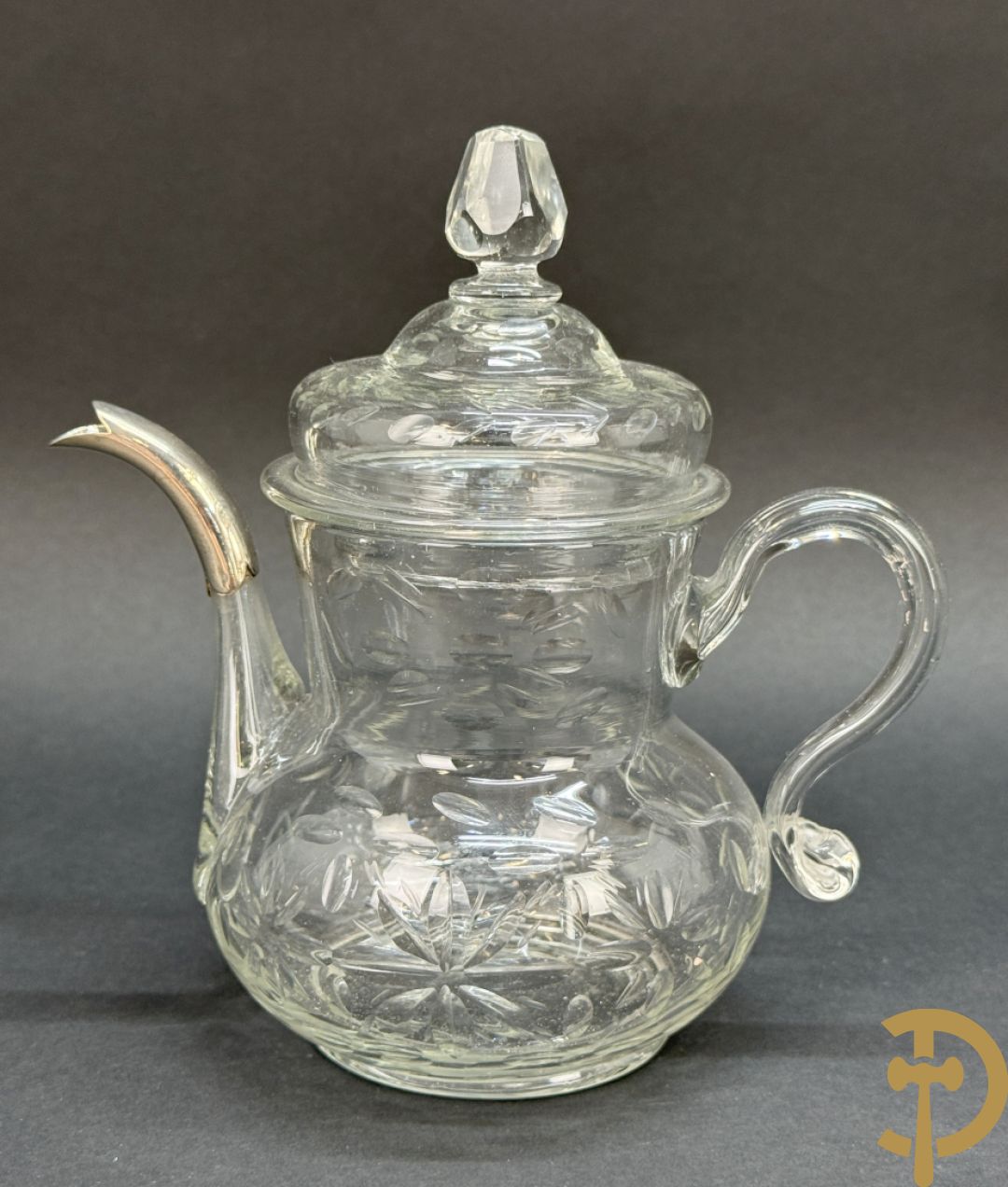 Handgeslepen flessenhouder met dubbel decor van wapenschild en geëtst bloemendecor, gedateerd 1751 + schenkkan met zilveren tuit + 2 coupes + pique fleur + veldfles