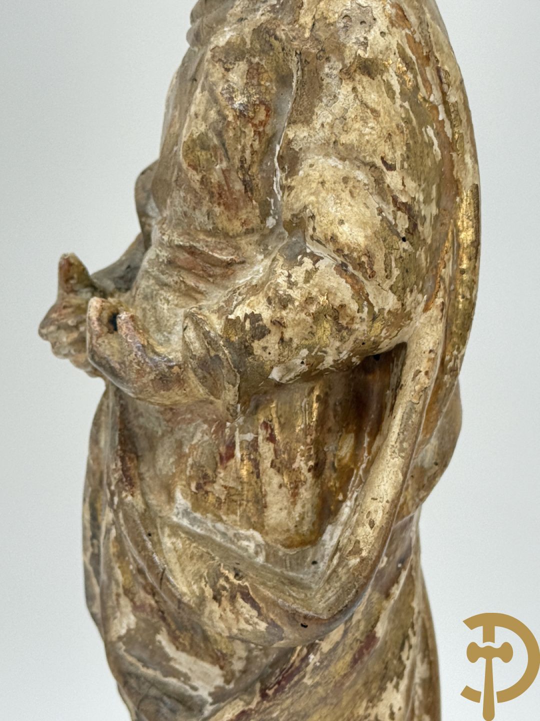 Gepatineerde en gepolychromeerde houtgesculpteerde Madonna, 18e