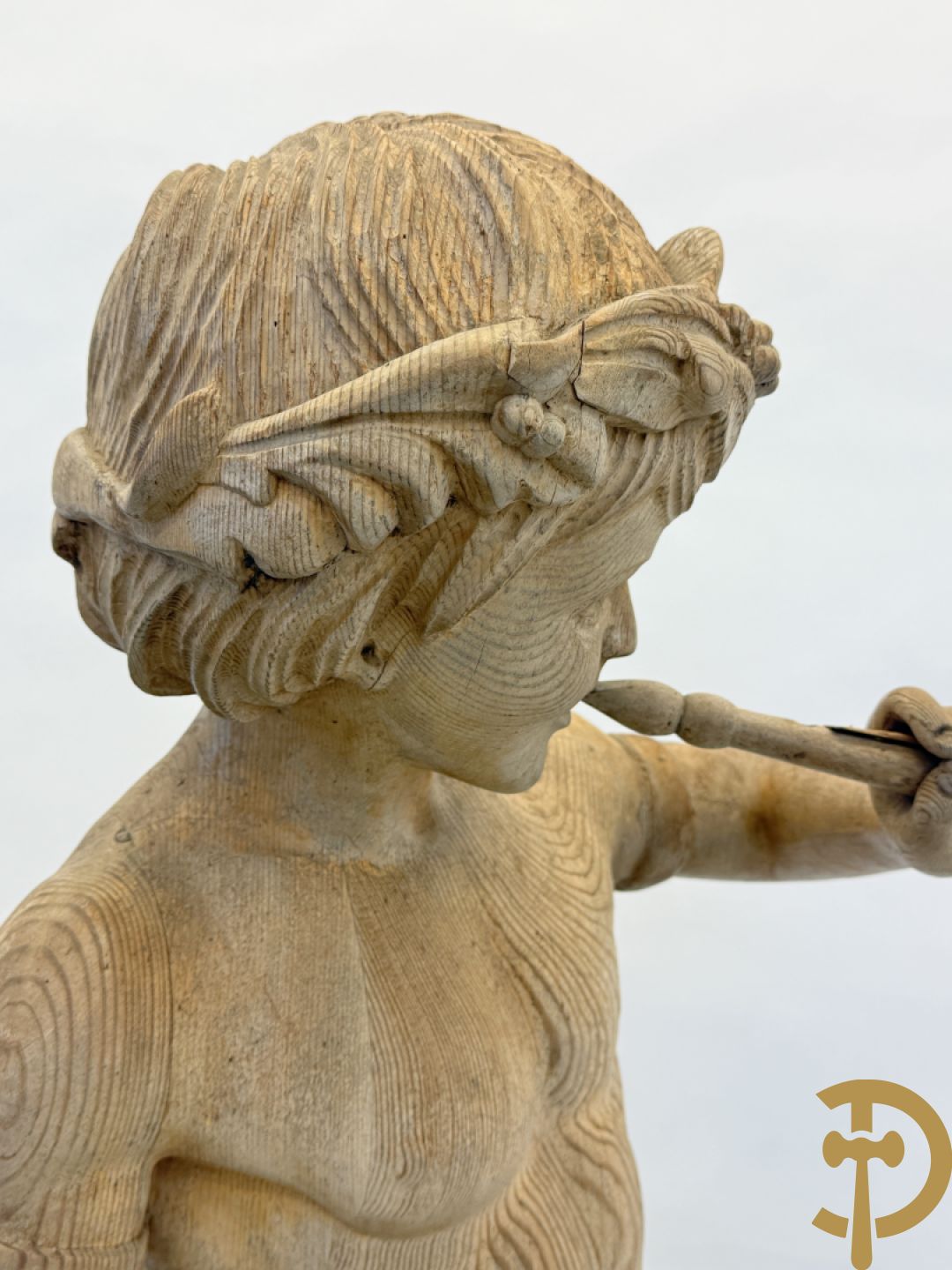 Houtgesculpteerde fluitspelende cupido staande op schelp
