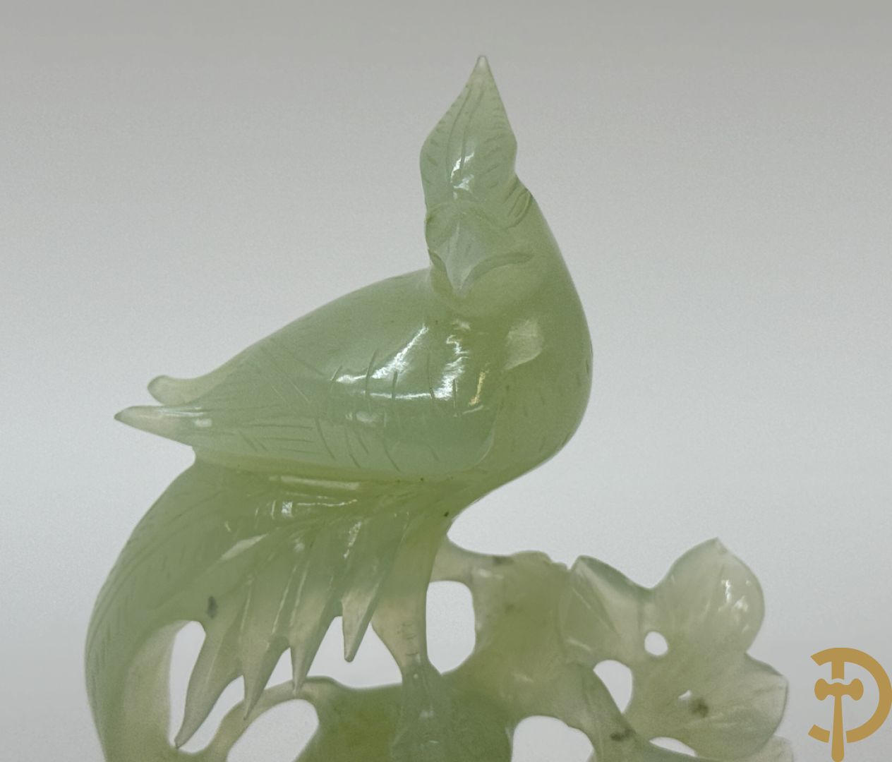 Vier Chinese handgesculpteerde vogels in jadeiet met bloemendecoratie