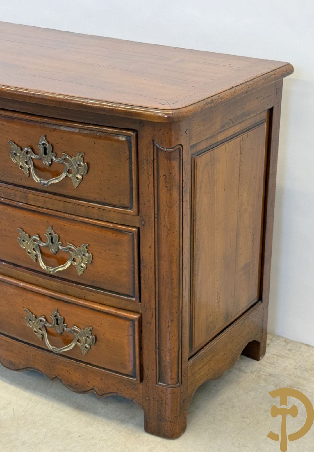 Gebogen kerselaren vierladencommode met koperen Louis XV trekkers, achteraan geëstampilleerd Richelieu Art & Meubels de France