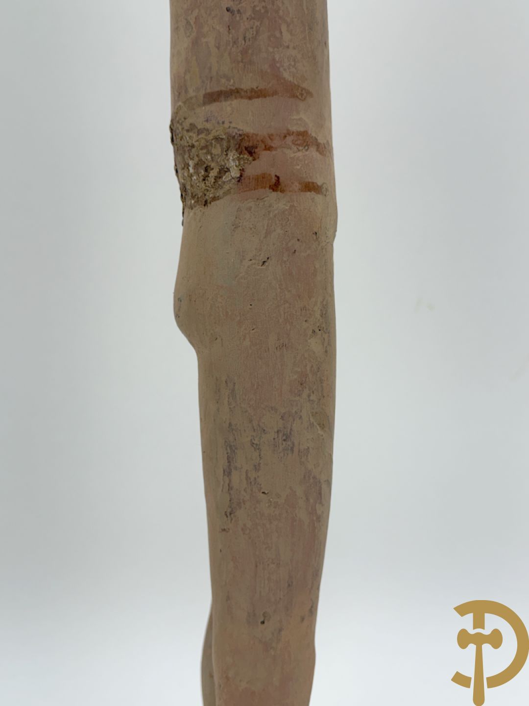 Terra cotta figuur van een Chinese staande man, Han dynastie, tussen 202 voor Christus en 240 na Christus, grafvondst uit Xian bij aanleg van de luchthaven