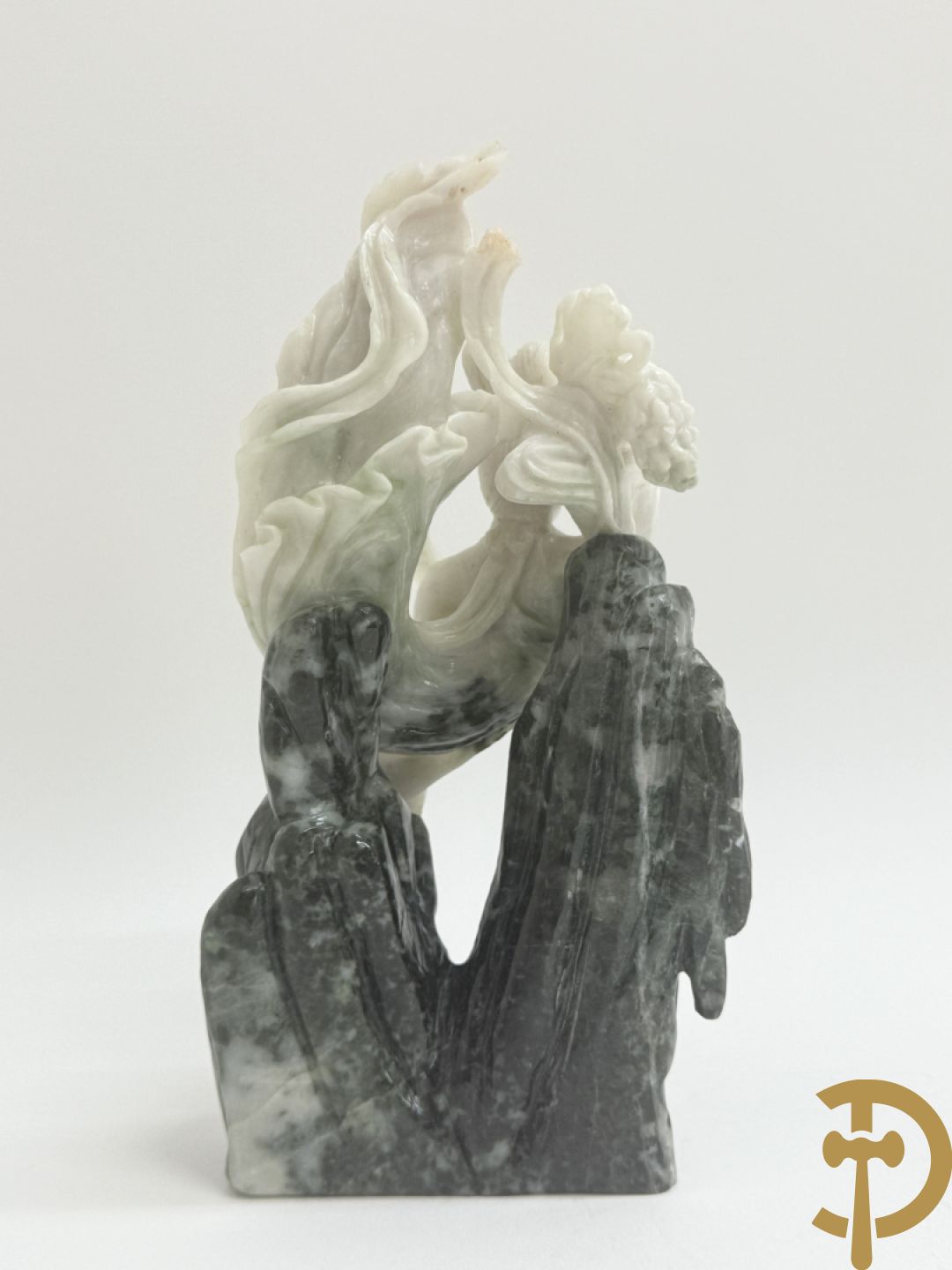 Zwart/witte nefriet sculptuur van geisha in gebergte + speksteensculptuur met bloemen + zittende boedha in nefriet + 9 kleine sculpturen in jadeiet