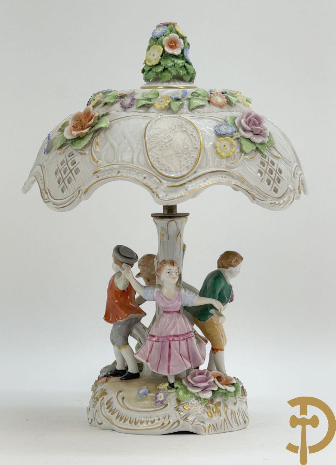 Porseleinen lampadaire met dansende figuren, bovenaan met porseleinen kap bezet met bloemmetjes