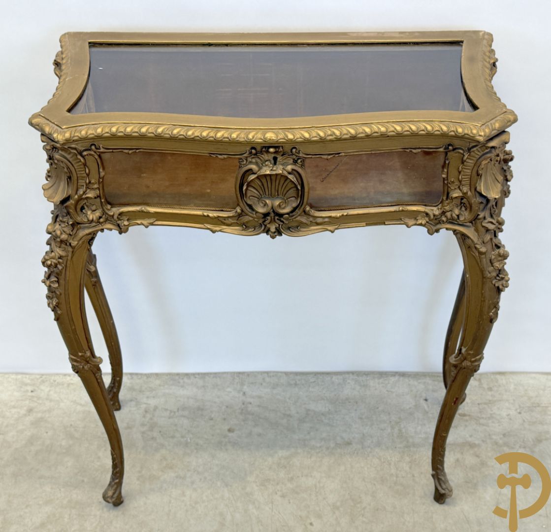 Vergulde Louis XV juwelenvitrine met openklapbaar deksel, bezet met rocailles, op voluutvormige poten