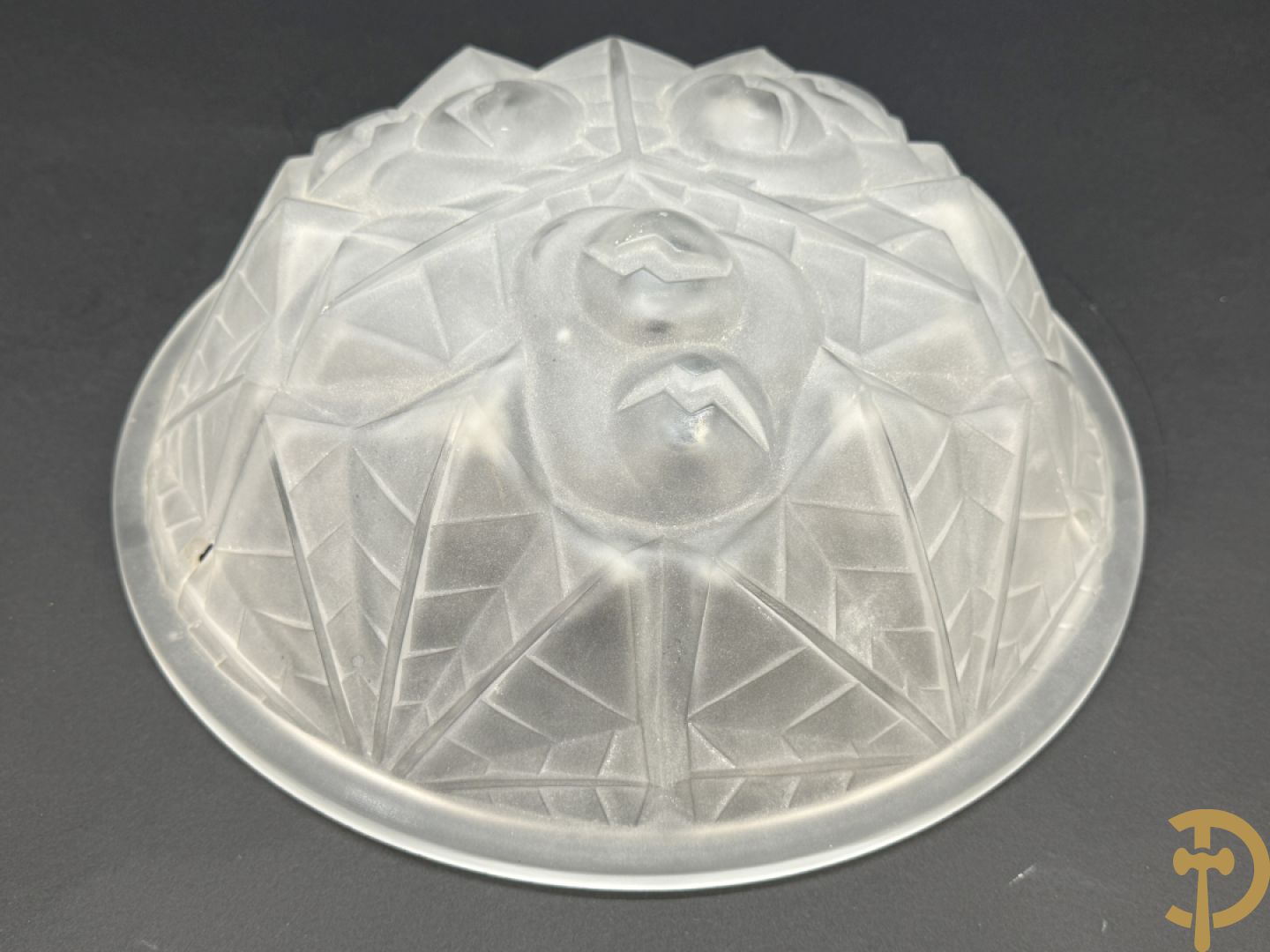 Art Deco pate de verre coupe met gestyleerd bloemenmotieven, Degué getekend, gemerkt nummer 557