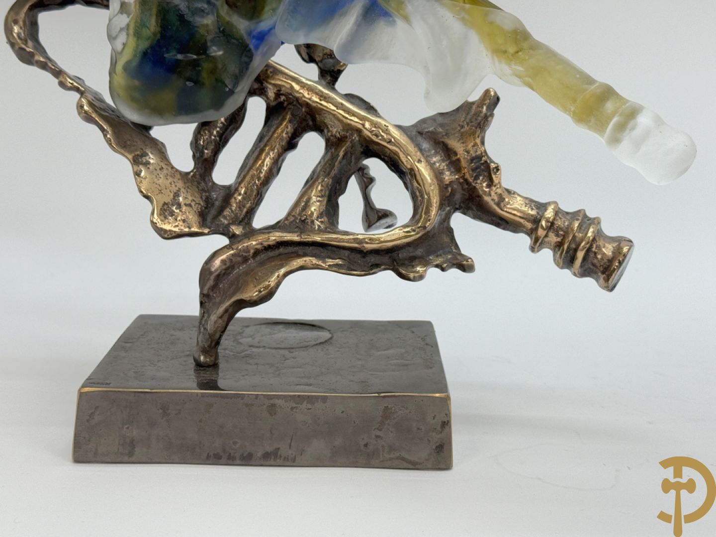 LOHE getekend - Surrealistische sculptuur met combinatie van koper en gekleurde pate de verre in de vorm van een trompet