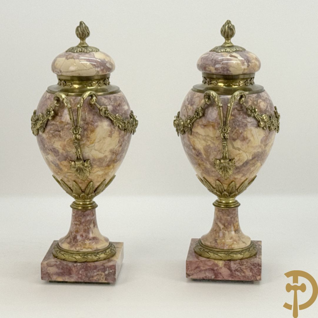 Paar marmeren cassolettes bezet met bronzen bloemenguirlandes