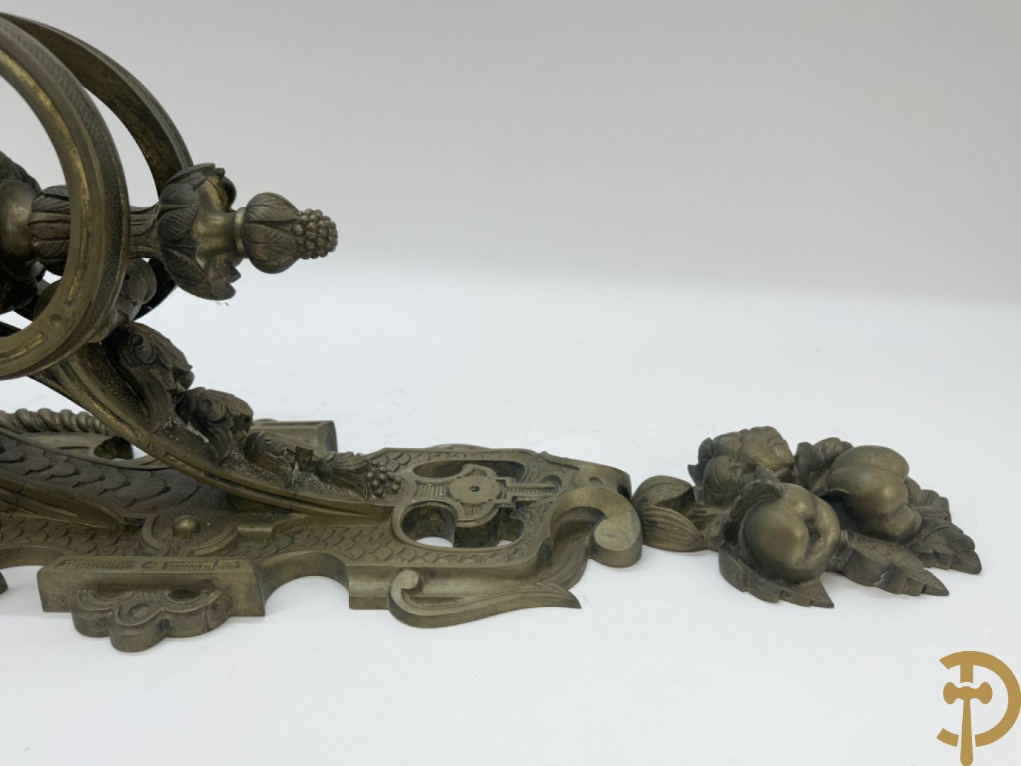 Bronzen wandappliek met accanthusranken en fruitmotieven