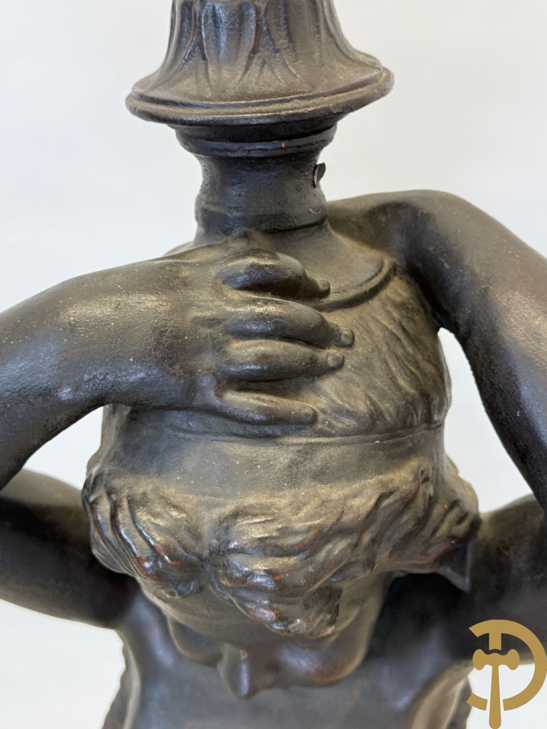 Gietijzeren gepatineerd beeld van cupido dragende een amfoor op het hoofd als lantaarn
