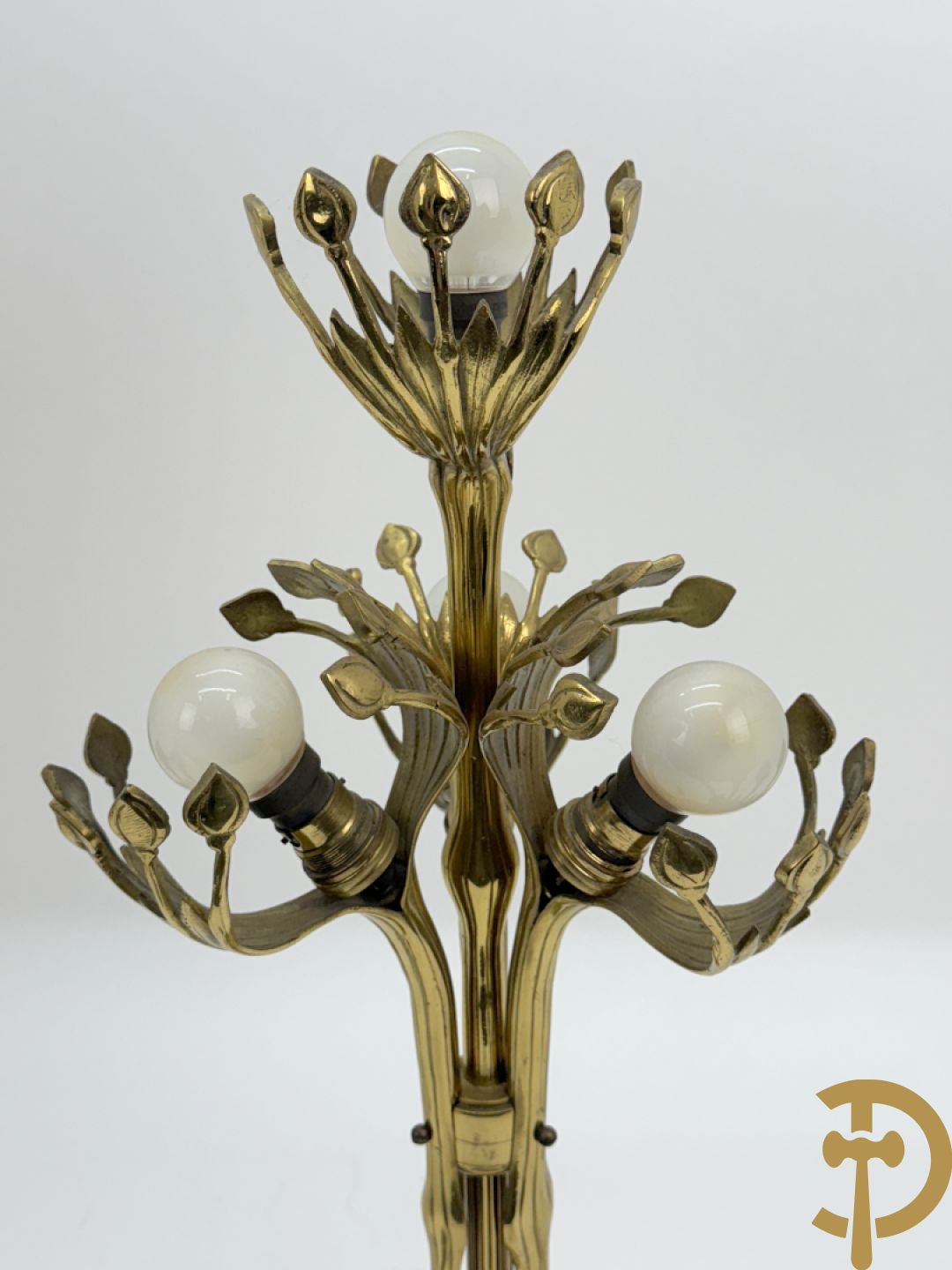 Paar koperen vierarmige lampen met gestyleerde bloemen-en plantenmotieven, Jugendstil