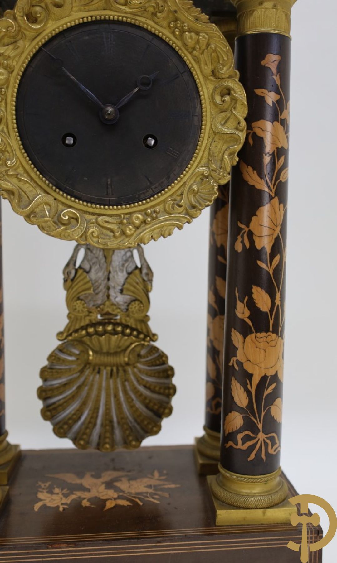 Vierzuilenklok Charles X met bloemenmarquetterie, 19e