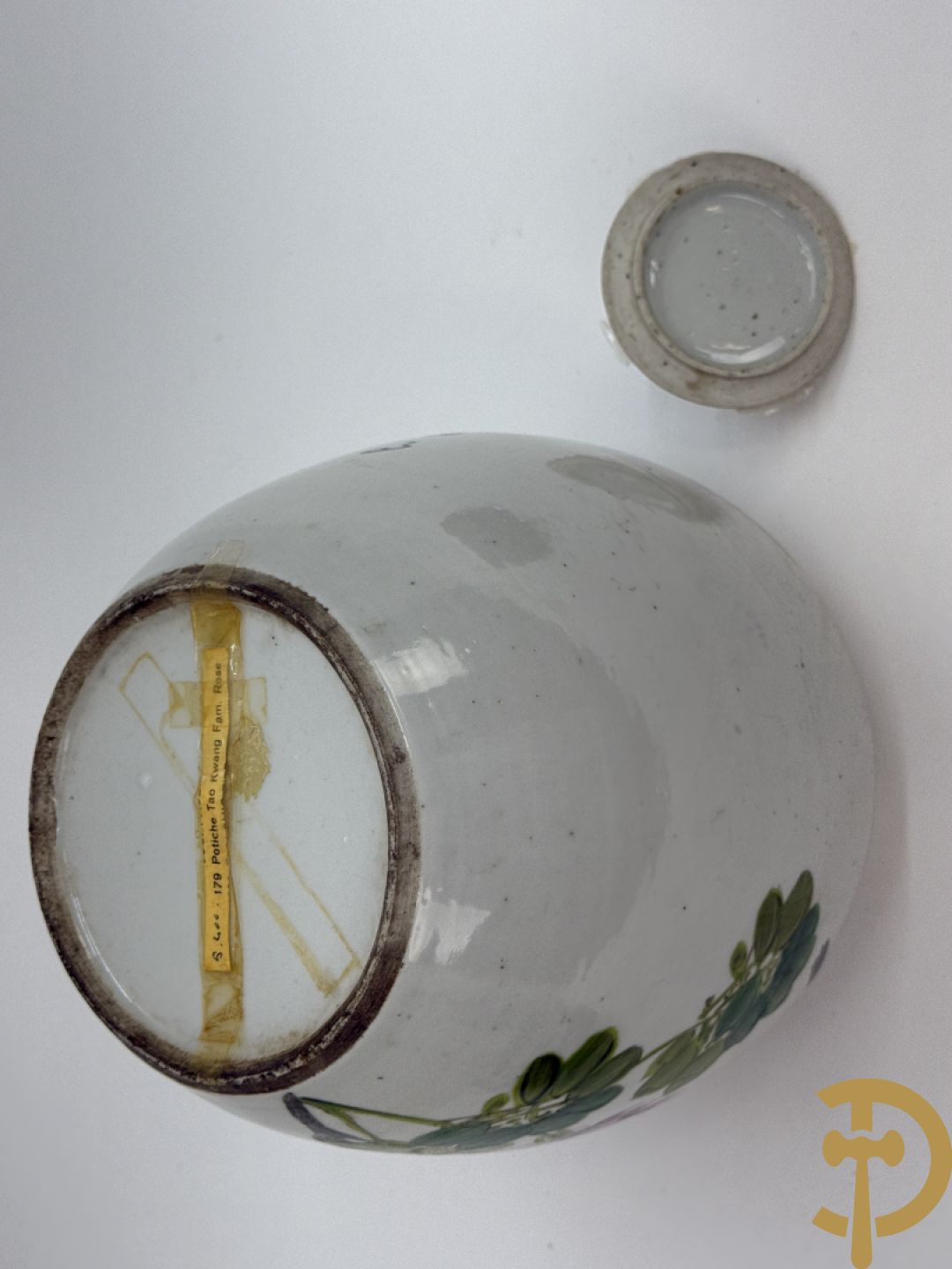 Chinese porseleinen ballustervormige vaas, King Long  + 2 porseleinen bordjes met bloemendecor + 2 bordjes met vazen- en bloemendecor + kopje en schoteltje Imari + dekselpotiche met vogel en bloemendecor