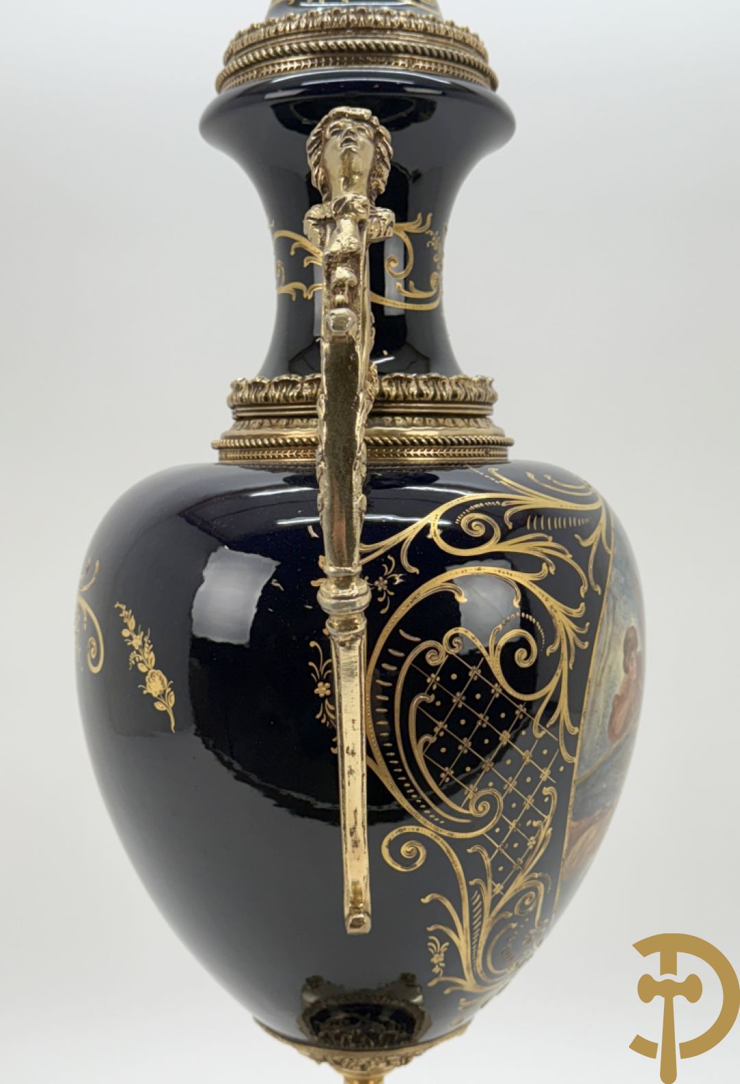 Blauwe porseleinen vaas met lieftallig decor, Sèvres stijl, bezet met bronzen ornamenten
