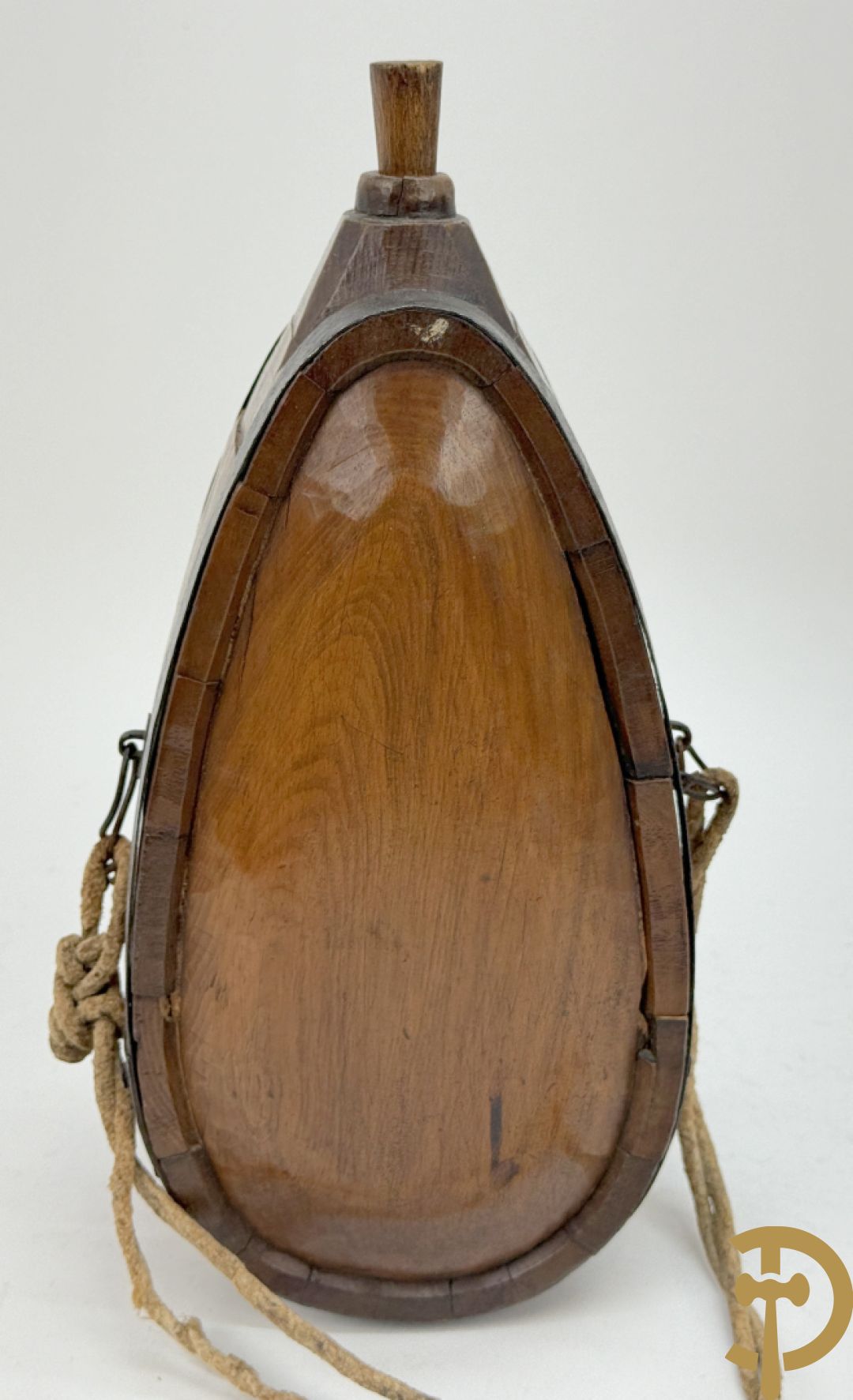 Lot folklore w.o. antieke gemerkte (IBT BCR) houten muurdoos 1845, karner zonder stok, antieke houten veldfles (gourde) 19e + houten sculptuurtje