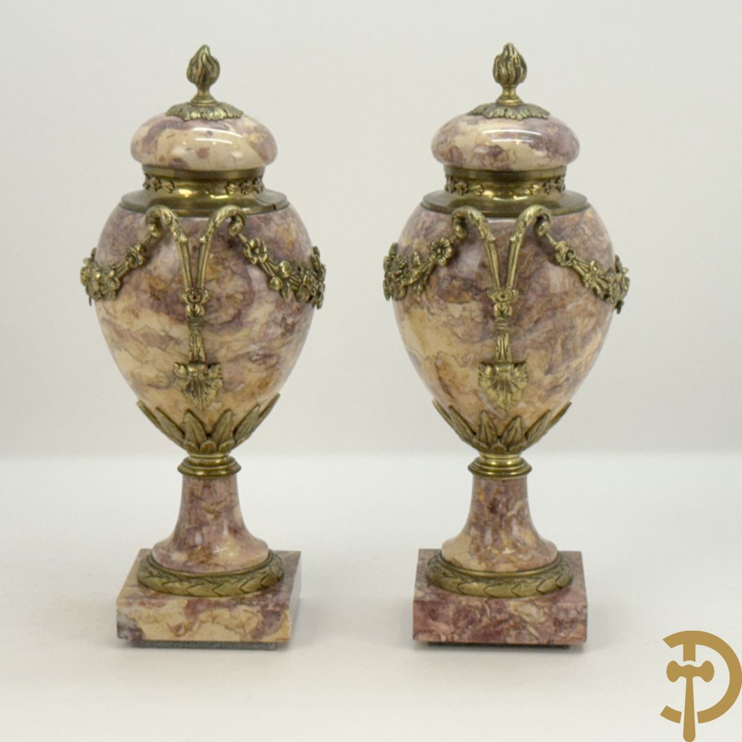 Paar marmeren cassolettes bezet met bronzen bloemenguirlandes