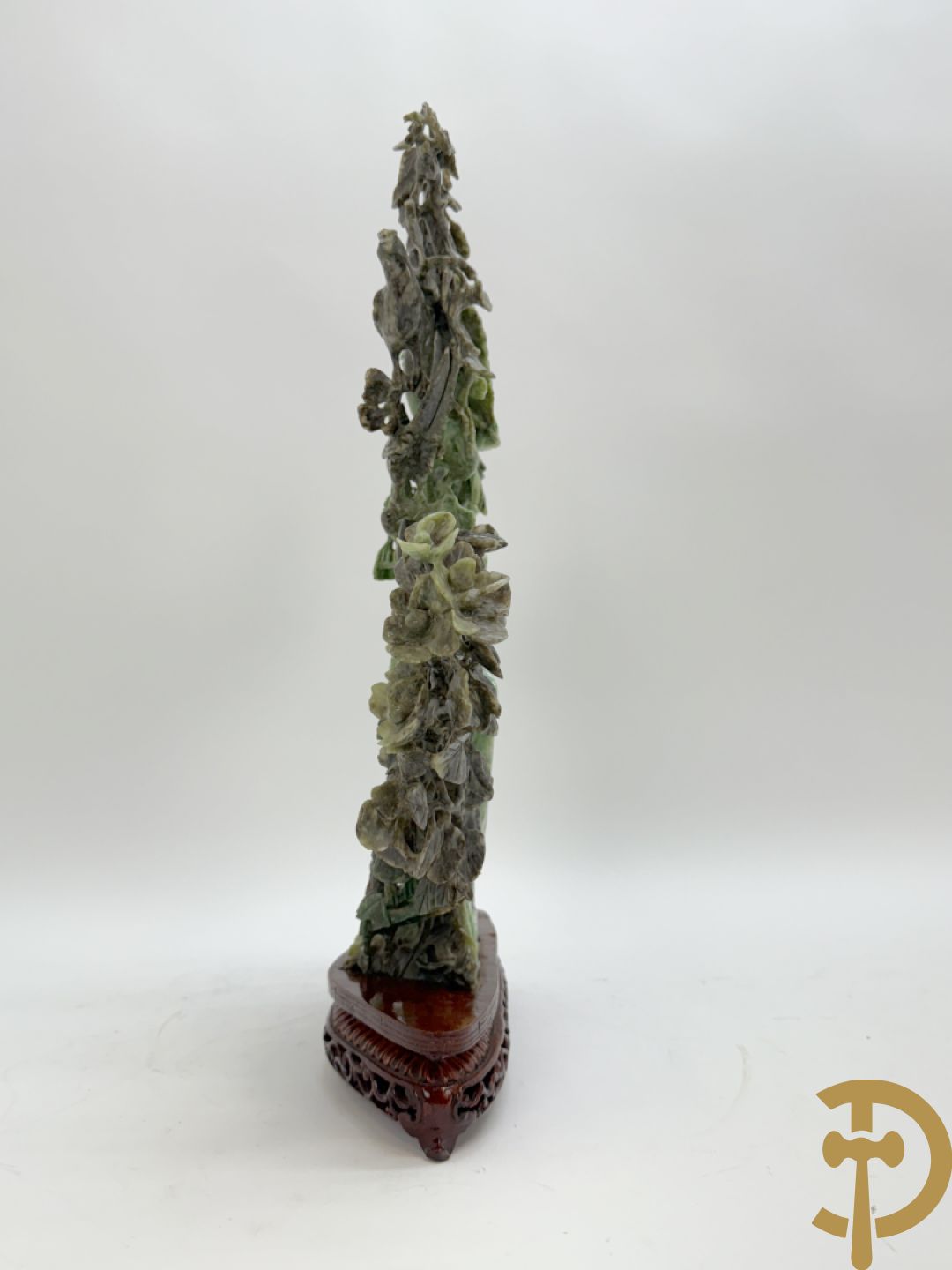 Chinese handgesculpteerde sculptuur in speksteen met amfoor, bloemen en vegelmotieven (tweedelig)