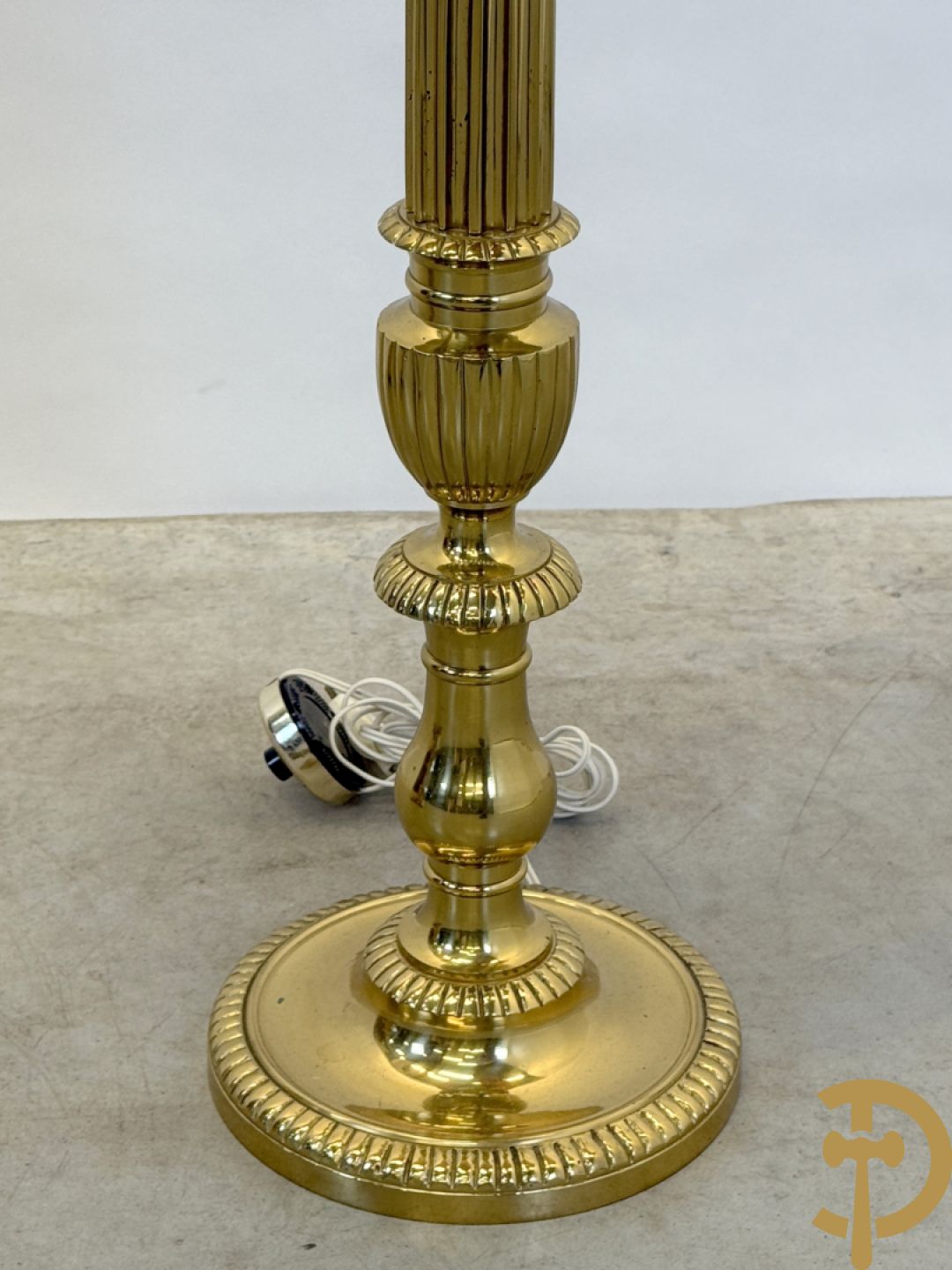 Bronzen staande koperen lampadaire op getorste voet + bronzen lampadaire op gecanneleerde voet