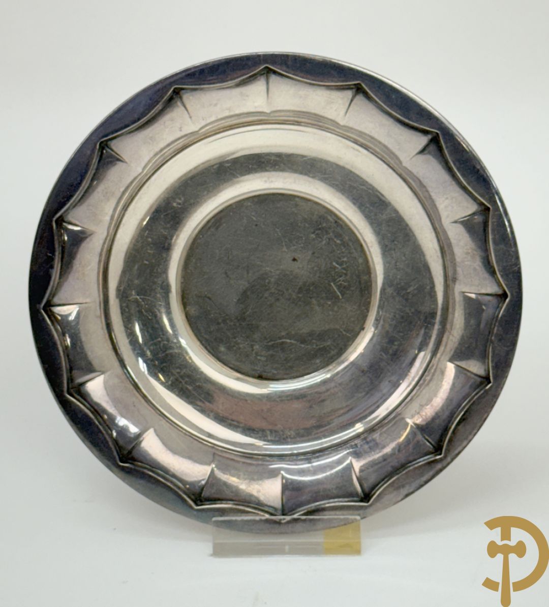 Massief zilveren schaaltjes op 3 pootjes + klein schaaltje Wolfers + flessenhouder  Engels massief zilver + 2 massief zilveren servetringen + zilveren eierdopje + massief zilveren geboortebeker + sigarettenetui gevat in massief zilveren omhulsel + vaasje met zilveren rand