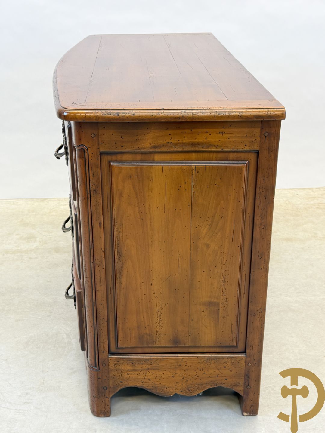 Gebogen kerselaren vierladencommode met koperen Louis XV trekkers, achteraan geëstampilleerd Richelieu Art & Meubels de France